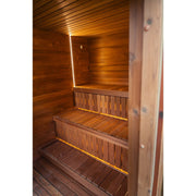 Kompakter Sauna-Innenraum aus Naturholz mit ergonomischer Bankanordnung.
