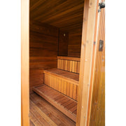 Blick in eine kompakte Outdoor-Sauna mit Holzbänken und Glastür.
