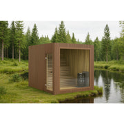 Moderne Außensauna Jonas Large aus Teakholz in der Natur, direkt am Teich gelegen, mit großzügiger Glasfront und Blick ins helle Holzinnere.