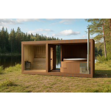 Moderne Gartensauna mit integriertem Whirlpool aus Holz, aufgestellt in einer natürlichen Umgebung am Seeufer, umgeben von grünen Bäumen und blauem Himmel.