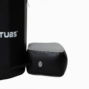 Aufblasbare Stufe für Chill Tubs Essential Pod mit schwarzem aufblasbarem Körper und grauer gepolsterter Trittfläche neben schwarzem Eisbad-Container.