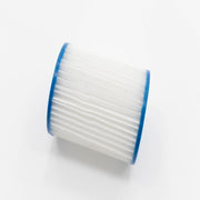 Chill Tubs Filter 135 mit weißem Filtermaterial und blauen Kunststoffringen, Detailaufnahme vor neutralem Hintergrund
