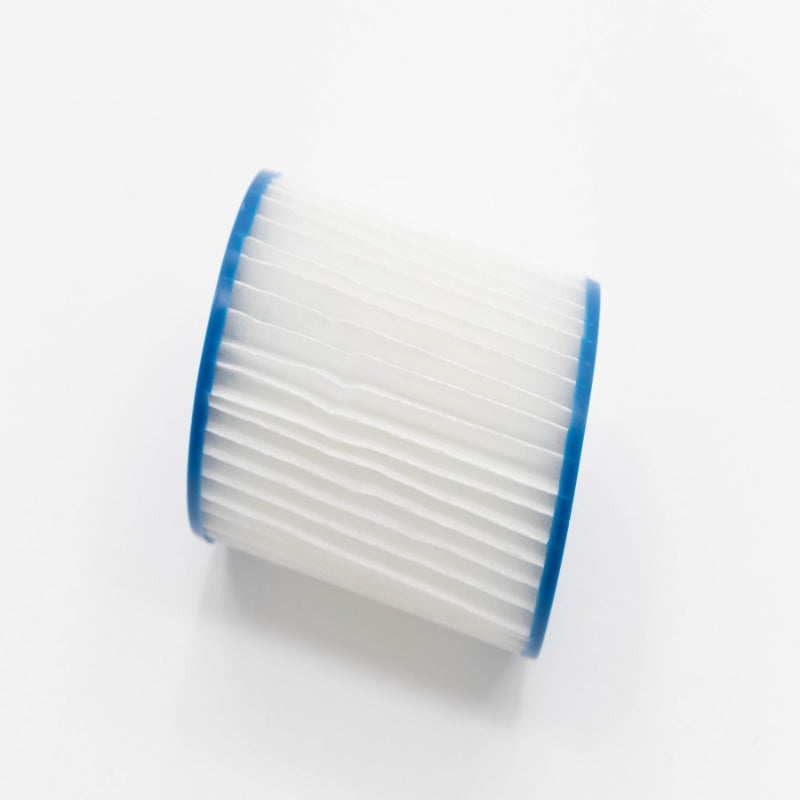 Chill Tubs Filter 135 mit weißem Filtermaterial und blauen Kunststoffringen, Detailaufnahme vor neutralem Hintergrund