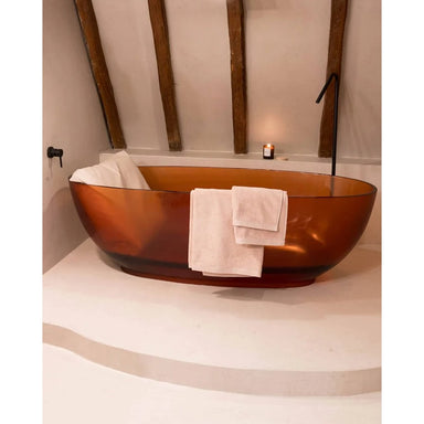 Badesofa Rückenkissen in eleganter, brauner Designerbadewanne mit Handtüchern – stilvolle Badezimmerszene