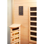 Infrarotkabine aus heller Fichte mit schwarzem Bedienfeld an der Wand und sichtbaren Infrarotstrahlern im Inneren, VITALhome Sunlight Serie Erweiterungsmodul