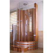 Blumenberg Holz-Duschkabine aus Western Red Cedar mit gebogener Glasfront und Holzverkleidung in Brauntönen, metallischen Beschlägen und integrierter LED-Beleuchtung im Badezimmer.