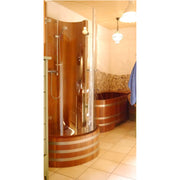 Blumenberg Holz-Duschkabine aus Western Red Cedar mit geschwungener Glasfront und Metallbändern, daneben ein Holz-Badebottich in eleganter Wellness-Umgebung