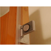 Magnetisches Türschloss an Holz-Duschkabine aus Western Red Cedar von Blumenberg mit braun-weißem Design