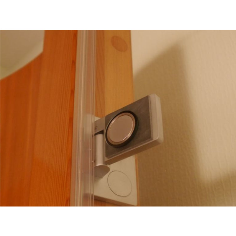 Magnetisches Türschloss an Holz-Duschkabine aus Western Red Cedar von Blumenberg mit braun-weißem Design