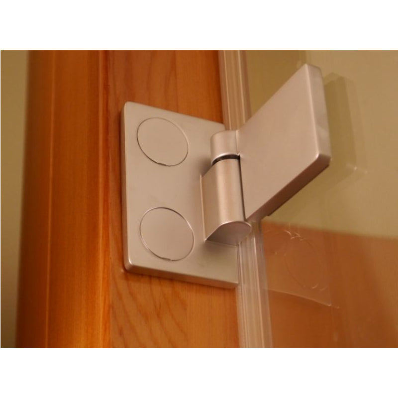 Verchromtes Türscharnier einer Duschkabine aus Holz mit zwei silbernen Kreismustern auf weißer Montageplatte an Holzrahmen