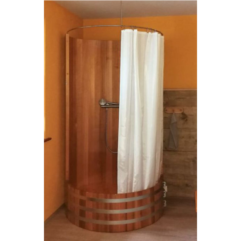Blumenberg Holz-Duschkabine aus Western Red Cedar mit cremefarbener Duschvorhang in orange getöntem Badezimmer, handwerklich gefertigte Holzausführung mit Metallbändern