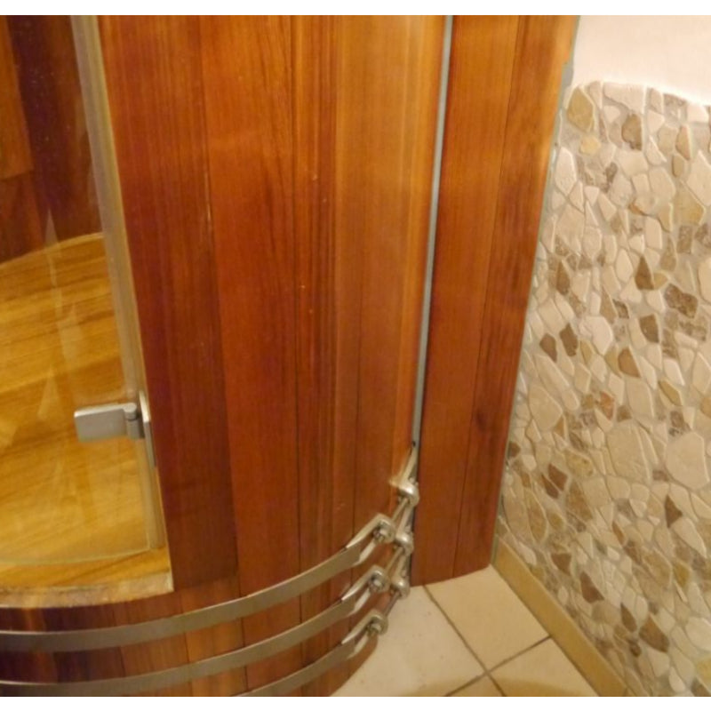 Blumenberg Holz-Duschkabine aus Western Red Cedar mit geschwungener Ecke, Metallbänder und Holzboden im Badezimmer