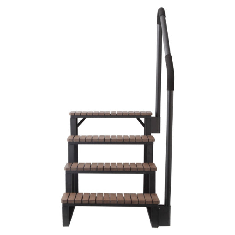 Treppe für SwimSpa von EAGO AWT mit vier braunen Holzstufen, schwarzem Stahlrahmen und abnehmbarem Handlauf aus Kunststoff