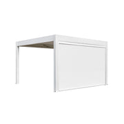 Moderne weiße Pergola mit ausgefahrenem Sonnenschutz-Rollo an der Seitenwand, elektrisch verstellbares Design für Outdoor-Beschattung