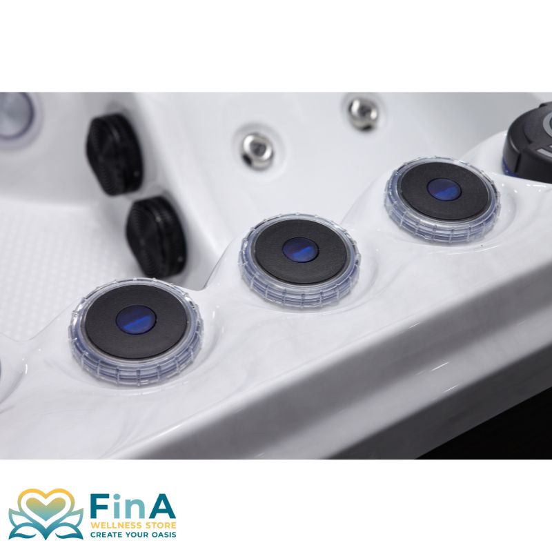 Detailaufnahme der ergonomischen Bedienelemente im FinA Fluxera Whirlpool mit griffiger Haptik und LED-Markierung