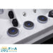 Detailaufnahme der ergonomischen Bedienelemente im FinA Fluxera Whirlpool mit griffiger Haptik und LED-Markierung
