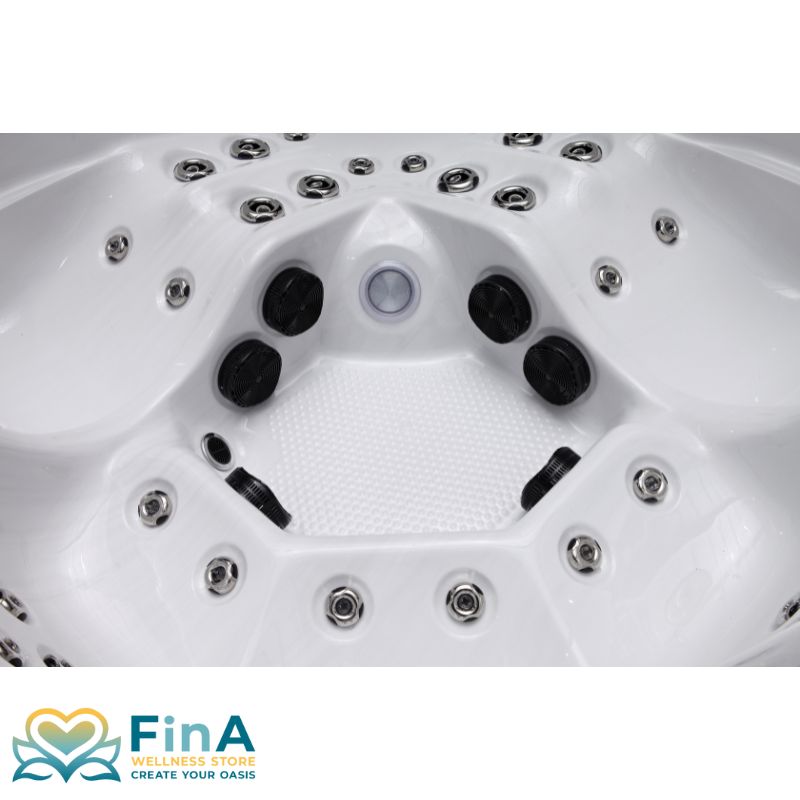 Fußbereich des FinA Fluxera Whirlpools mit gezielt platzierten Massagedüsen und strukturierter Anti-Rutsch-Oberfläche