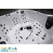 Innenraum des FinA Fluxera Outdoor Whirlpools mit 75 Massagedüsen, Liegesitzen und Kopfstützen für 5 Personen