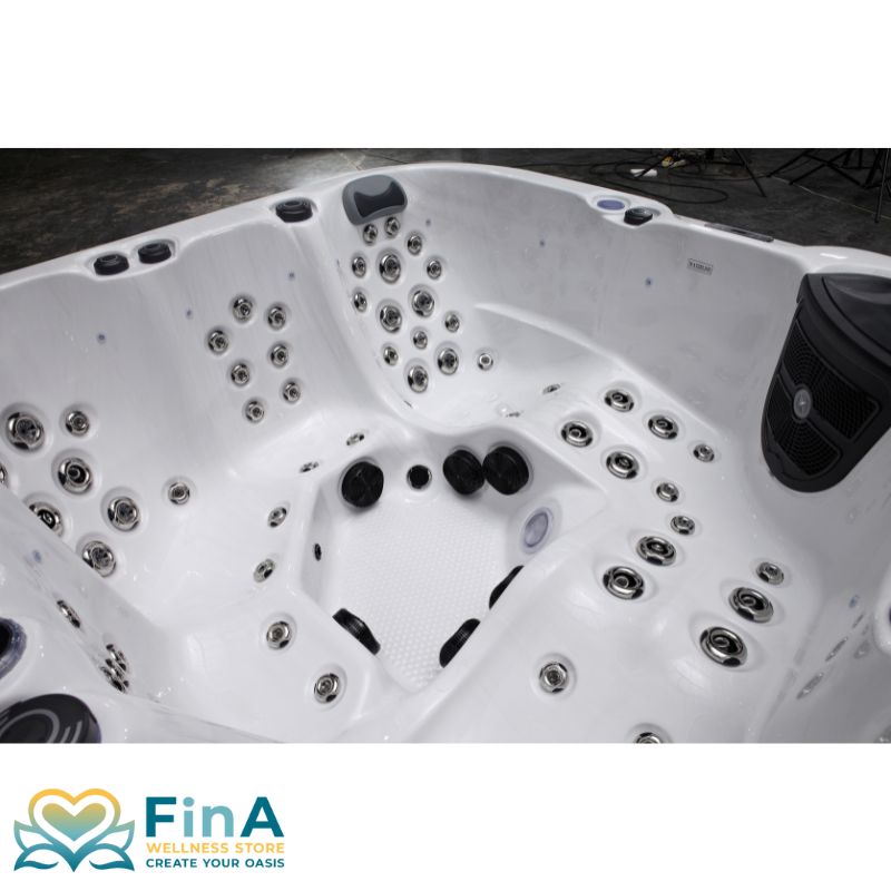 Innenraum des FinA Fluxera Outdoor Whirlpools mit 75 Massagedüsen, Liegesitzen und Kopfstützen für 5 Personen