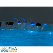 Beleuchtete Fontänenfunktion im FinA Fluxera Outdoor Whirlpool bei Nachtstimmung