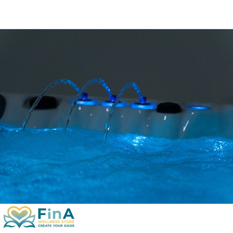 Beleuchtete Fontänenfunktion im FinA Fluxera Outdoor Whirlpool bei Nachtstimmung