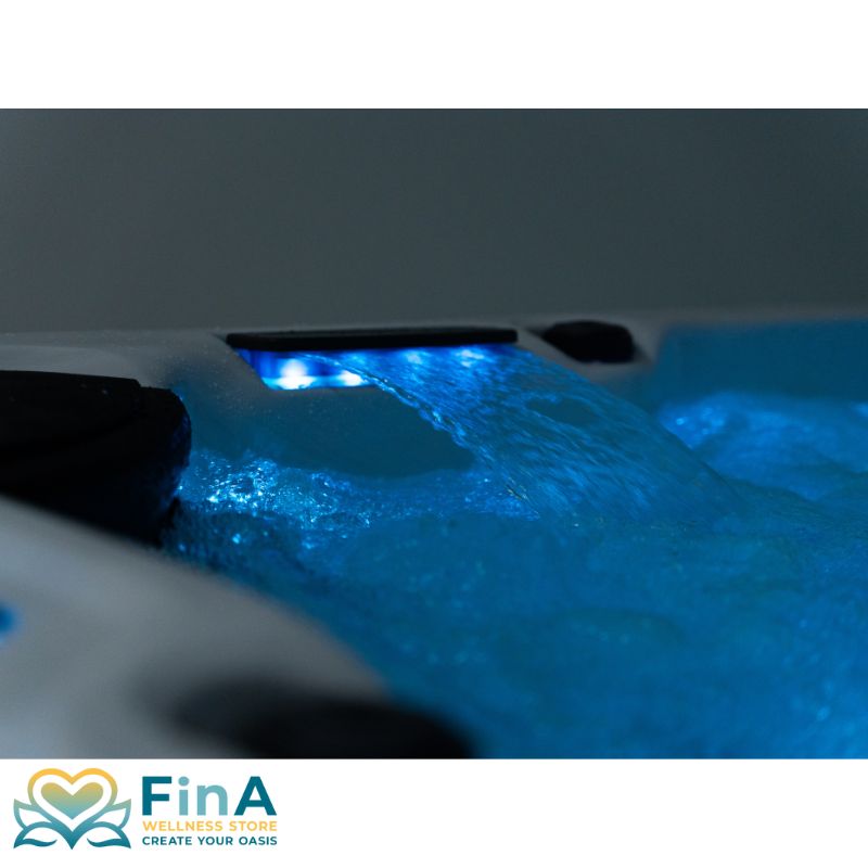Beleuchteter Wasserfall im FinA Fluxera Whirlpool mit LED-Ambientelicht für entspannende Momente