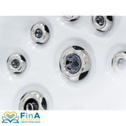 Detailaufnahme der Edelstahl-Massagedüsen im FinA Fluxera Whirlpool für gezielte Hydrotherapie