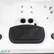 Detaillierte Aufnahme des Fußbereichs im FinA Aqualora Whirlpool mit kraftvollen Düsen und Boden-Skimmer – funktionales Design trifft Komfort.