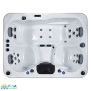 Vogelperspektive auf den FinA Aqualora Whirlpool für 3 Personen mit klar sichtbarer Düsenanordnung, ergonomischen Liege- und Sitzflächen – funktionales Wellnesskonzept auf einen Blick.