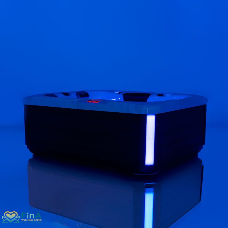 Eleganter FinA Aqualora Outdoor Whirlpool in stimmungsvoller Nachtbeleuchtung mit blauer LED-Umrandung – modernes Design für entspannte Abende.
