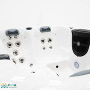 Whirlpool-Innenansicht mit präzise angeordneten Massagedüsen des FinA Aqualora – individuelle Zonenmassage für gezielte Entspannung.