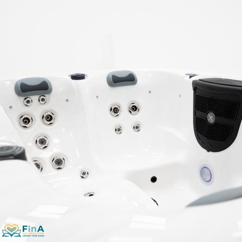 Whirlpool-Innenansicht mit präzise angeordneten Massagedüsen des FinA Aqualora – individuelle Zonenmassage für gezielte Entspannung.