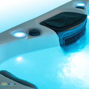 FinA Aqualora Whirlpool mit kraftvollem Wasserfluss und sichtbarem Skimmer – moderne Technik und klare Linien für anspruchsvolle Nutzer.
