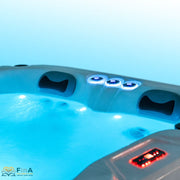 FinA Aqualora Whirlpool mit kraftvollem Wasserfluss und sichtbarem Skimmer – moderne Technik und klare Linien für anspruchsvolle Nutzer.