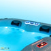 FinA Aqualora Whirlpool mit kraftvollem Wasserfluss und sichtbarem Skimmer – moderne Technik und klare Linien für anspruchsvolle Nutzer.