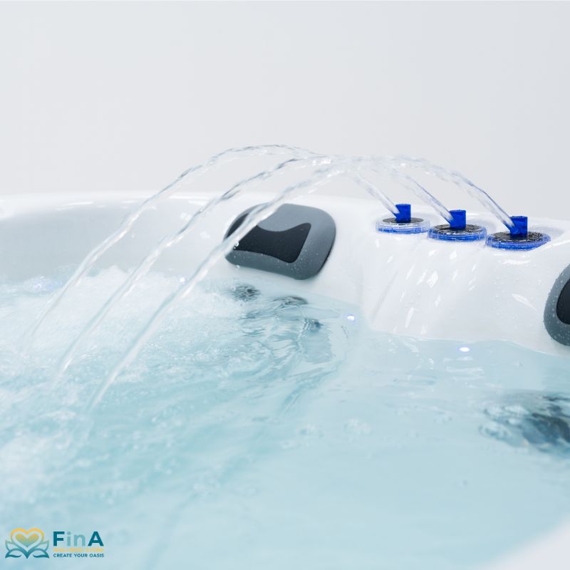 Dynamischer Wasserfall im FinA Aqualora Whirlpool – dekoratives Wasserfeature für ein multisensorisches Spa-Erlebnis.