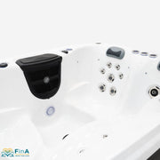 Innenraum des FinA Aqualora Whirlpools mit ergonomischer Liege, mehreren Massagedüsen und integrierter Lautsprecherabdeckung – durchdachtes Design für maximalen Komfort.