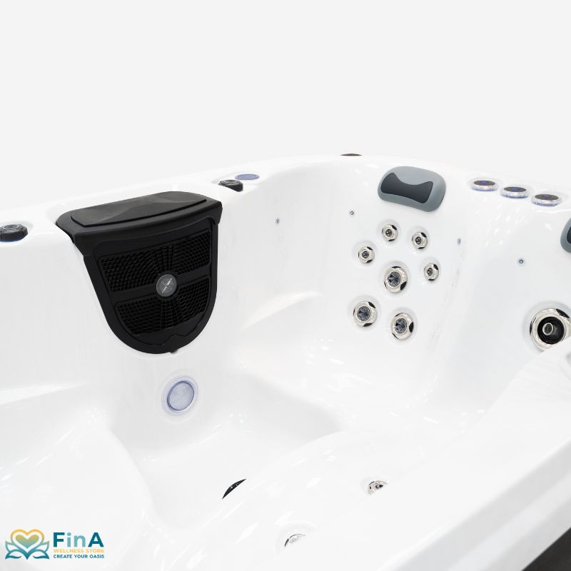 Innenraum des FinA Aqualora Whirlpools mit ergonomischer Liege, mehreren Massagedüsen und integrierter Lautsprecherabdeckung – durchdachtes Design für maximalen Komfort.