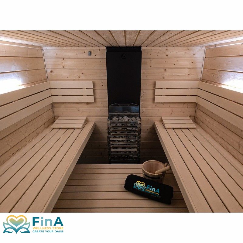  Sauna-Innenraum der Frieda Lux Innensauna mit Holzverkleidung und zentralem Ofen