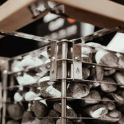  Detailansicht des Befestigungssystems der HUUM CLIFF Ofenreling – Edelstahlverschraubung mit Holzrahmen