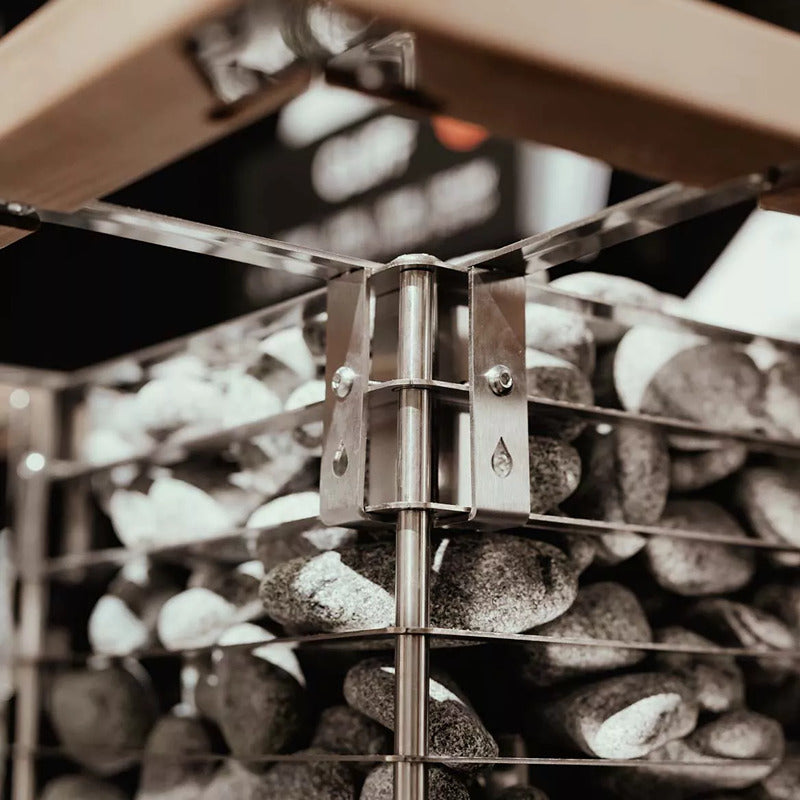  Detailansicht des Befestigungssystems der HUUM CLIFF Ofenreling – Edelstahlverschraubung mit Holzrahmen