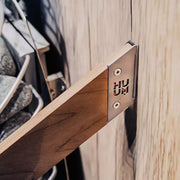  HUUM Saunaofen DROP mit montiertem Sicherheitsgeländer – eleganter Holzschutz mit HUUM Logo