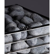  HUUM Saunaofen mit runden Olivin-Diabas-Saunasteinen – elegante Integration im Designkorb aus Edelstahl