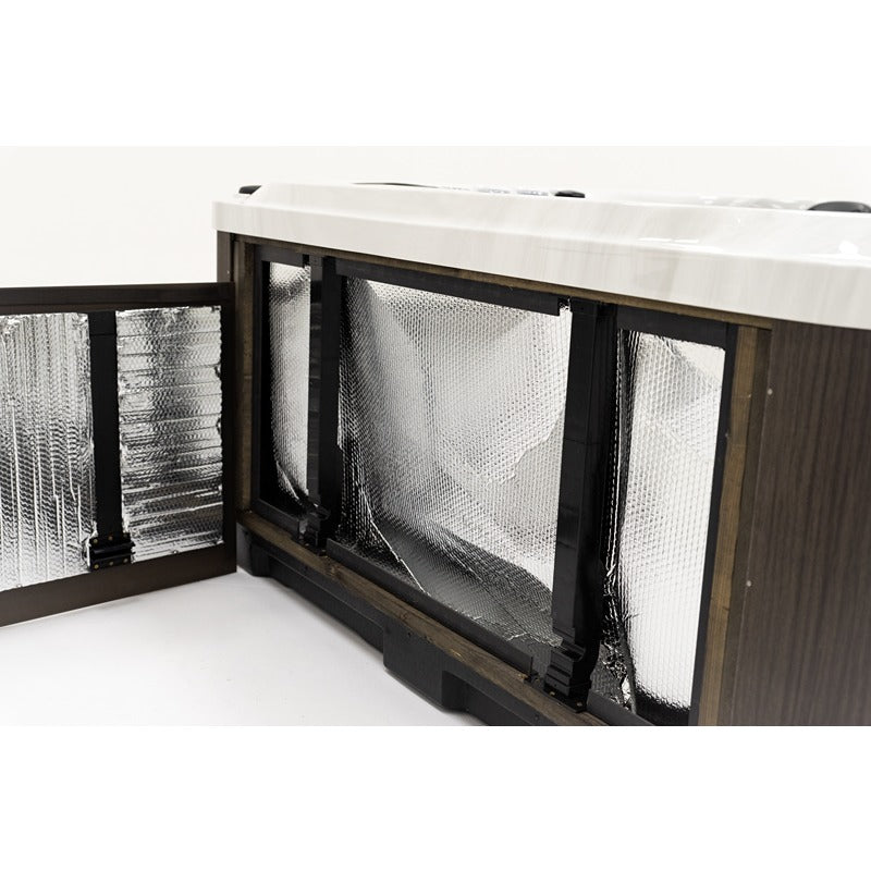 Wärmeschutzverkleidung mit Isolationsmatte und Netzpanelen des Platinum Spas Happy Outdoor Whirlpools, schwarzer Rahmen mit aufgeklapptem Zugangsdeckel.