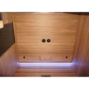 Innenansicht einer Hekla IR 130 Infrarotsauna aus Holz mit LED-Beleuchtung und Infrarotstrahlern an Decke und Wänden