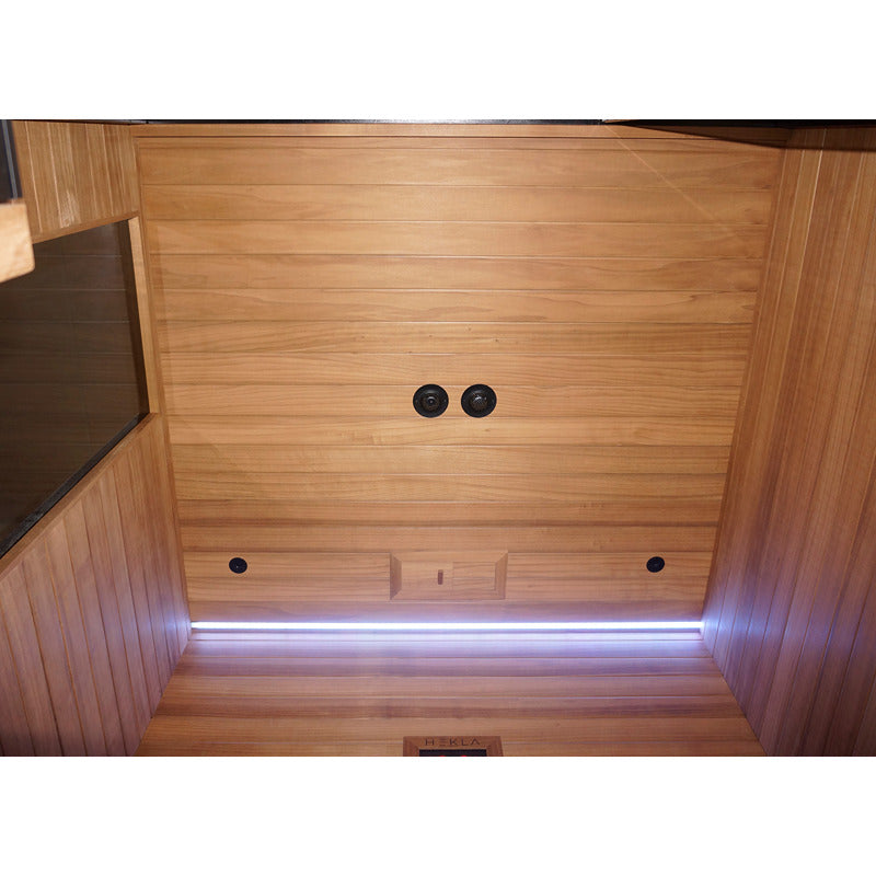 Innenansicht einer Hekla IR 130 Infrarotsauna aus Holz mit LED-Beleuchtung und Infrarotstrahlern an Decke und Wänden
