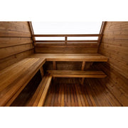 Holzsauna Hekla Cube Innenraum mit gestuften Sitzbänken aus Holz, Fenster oben und Holzverkleidung an Wänden und Decke