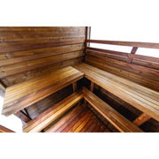 Innenansicht einer Holzsauna mit L-förmigen Bänken aus dunklem Holz und gestuften Sitzbereichen, typisch für die Hekla Cube Sauna