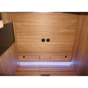 Innenwand der Kabine mit zwei Lautsprechern, Holzverkleidung und integrierter LED-Ambientebeleuchtung