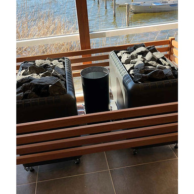 Zwei Helo Magma Saunaöfen in Panoramasauna mit Blick auf den See – professionelle Installation